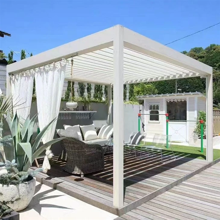 Pérgola con estructura de metal y persianas eléctricas