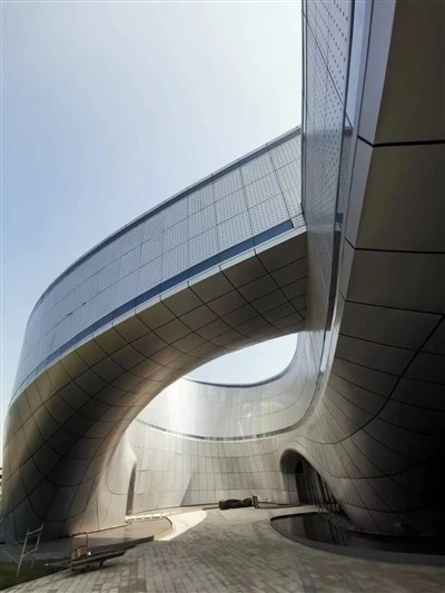 Modelado de aluminio de la ciudad de Guangzhou Tianhe de la chapa de aluminio de perforación irregular del techo 2.0m m