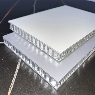 Control de números ignífugo Flores en relieve Revestimiento de techos cuadrados de metal Panel de techo de aluminio Oficina de construcción